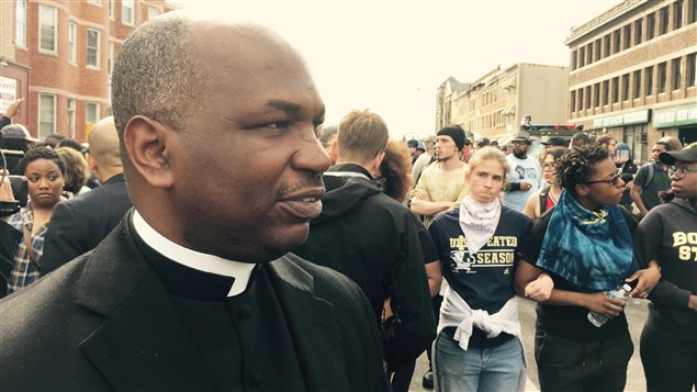 Le pasteur Terrance Priester, au milieu des manifestants à Baltimore.