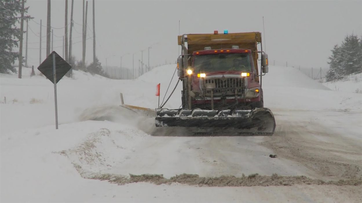 Un camion de déneigement