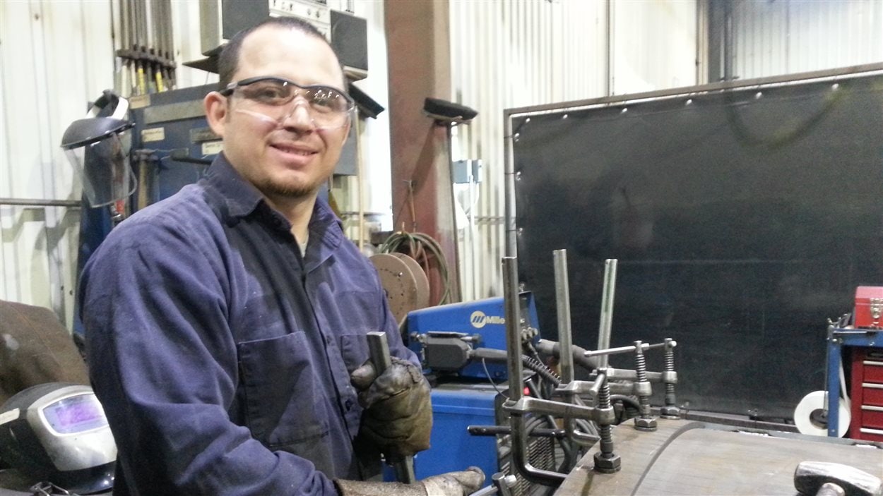 Jeffrey Mata travaille comme soudeur chez Robotec.
