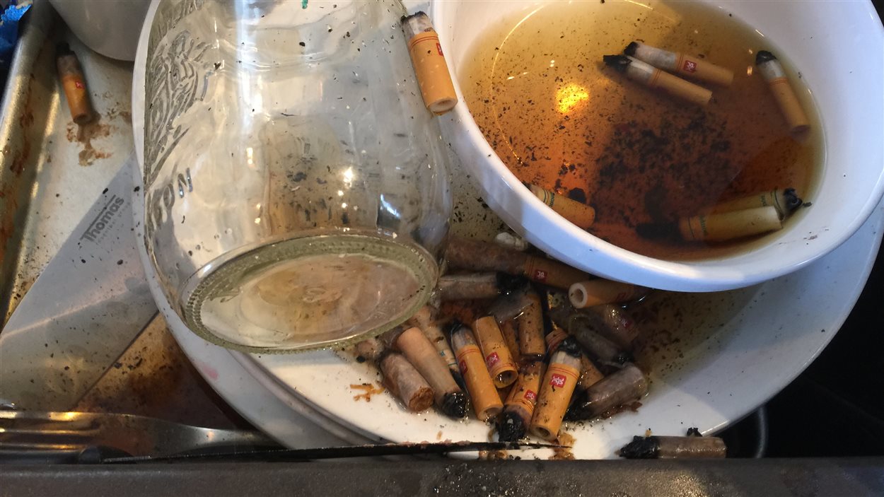 Des mégots de cigarette et de la vaisselle sale