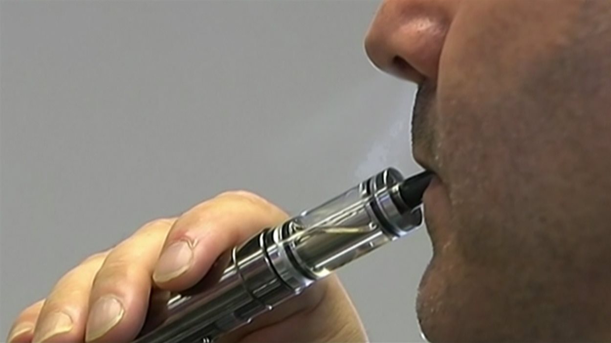 Un adepte de la cigarette électronique