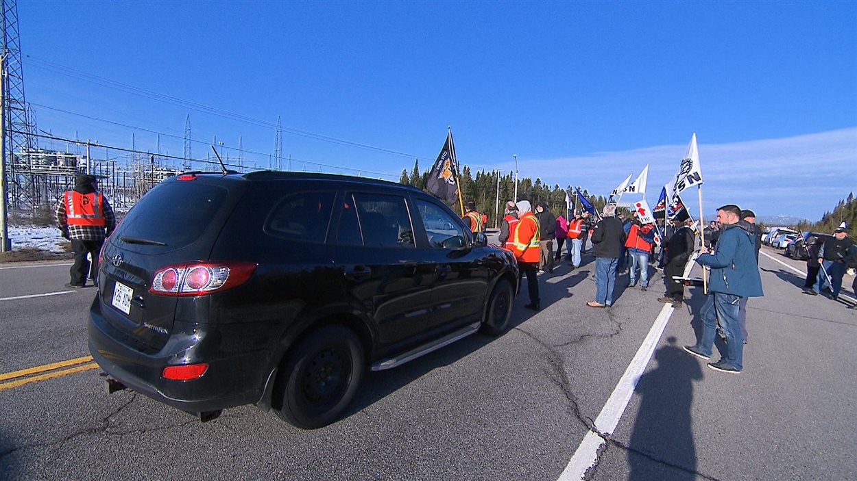 Des manifestants ont perturbé la circulation de la route 138 près de Sept-Îles.