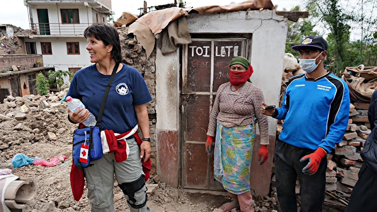 Ginette Traversy avec des habitants de Langol