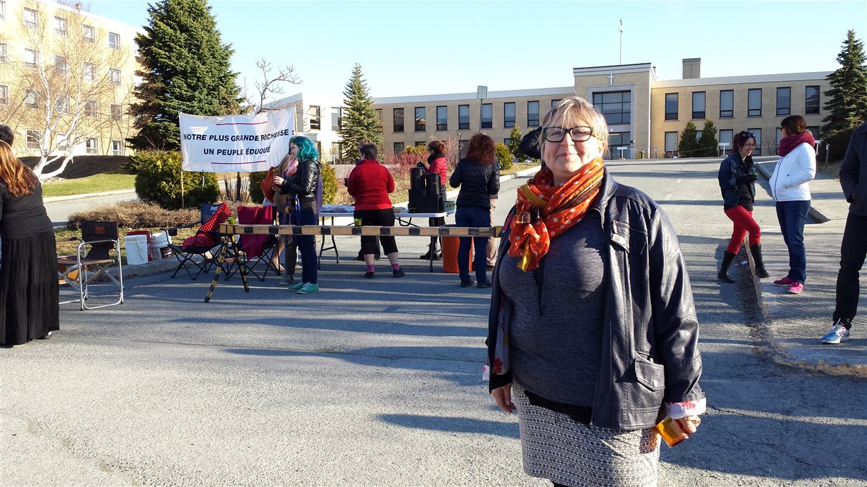 Sylvie Nicole, présidente du Syndicat des enseignantes et enseignants du Cégep de l'Abitibi-Témiscamingue, ainsi que les membres de son syndicat, défient l'ordonnace émise par la Commission des relations de travail