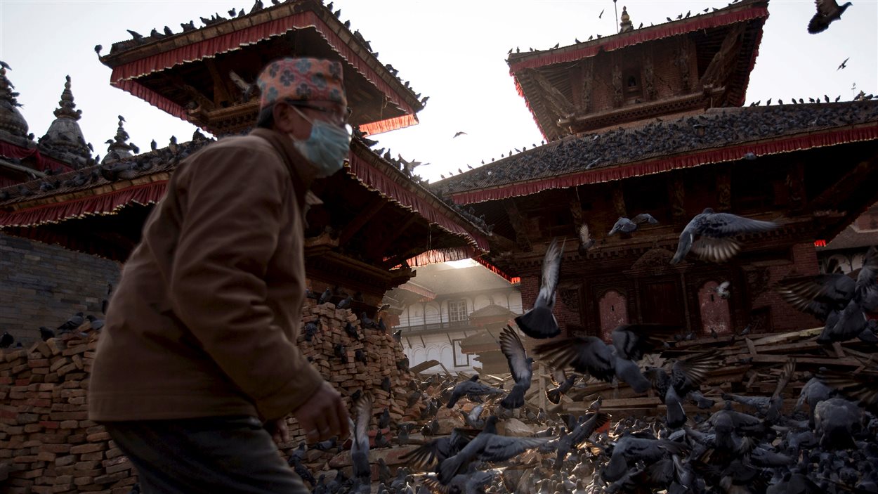 Un homme dans les décombres à Katmandou.