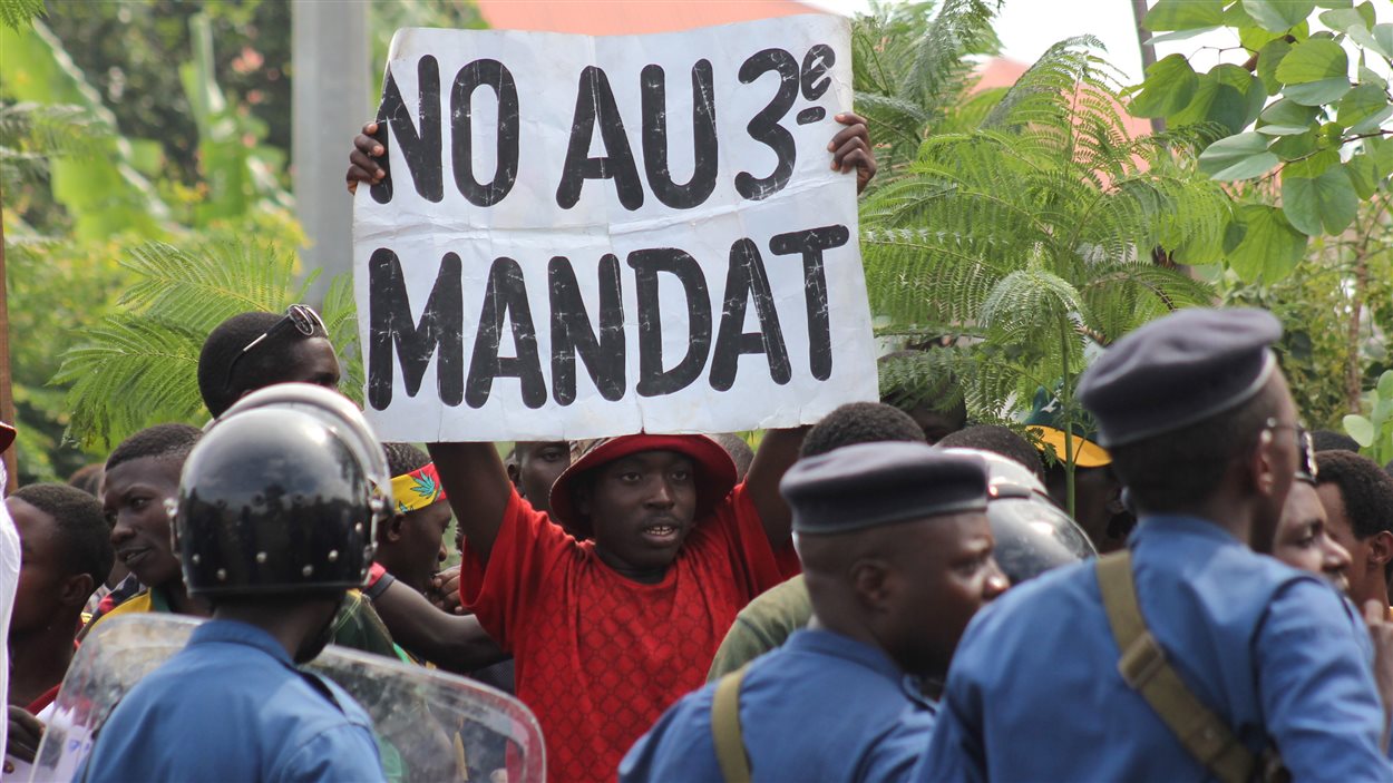 Des milliers de personnes contestent la décision de M. Nkurunziza de briguer un troisième mandat.