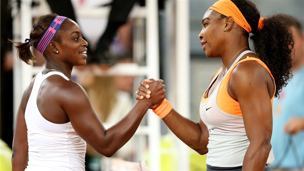 Serena Williams serre la main de Sloane Stephens après sa victoire. 