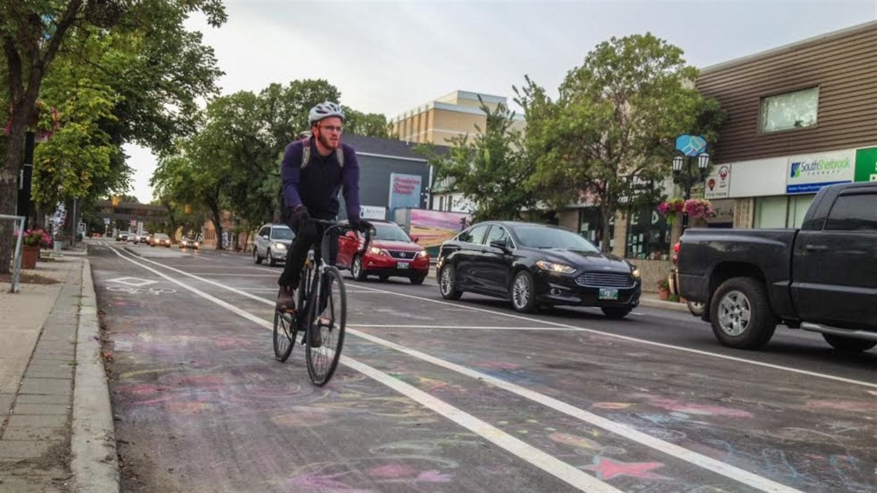 Un cycliste circulant sur la rue Sherbrook