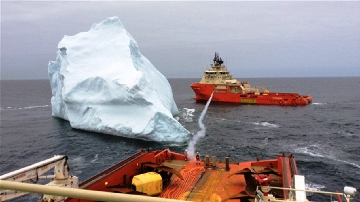 Cette photo montre comment des navires d'Atlantic Towing, une succursale de J.D.Irving, s'y prennent pour déplacer des icebergs dans l'Atlantique Nord