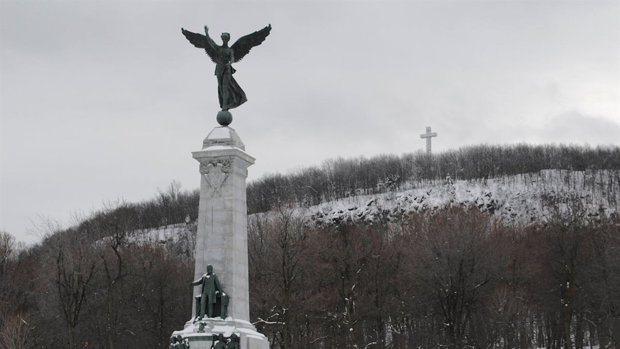Le mont Royal, sa statue face à l'avenue du Parc et sa croix