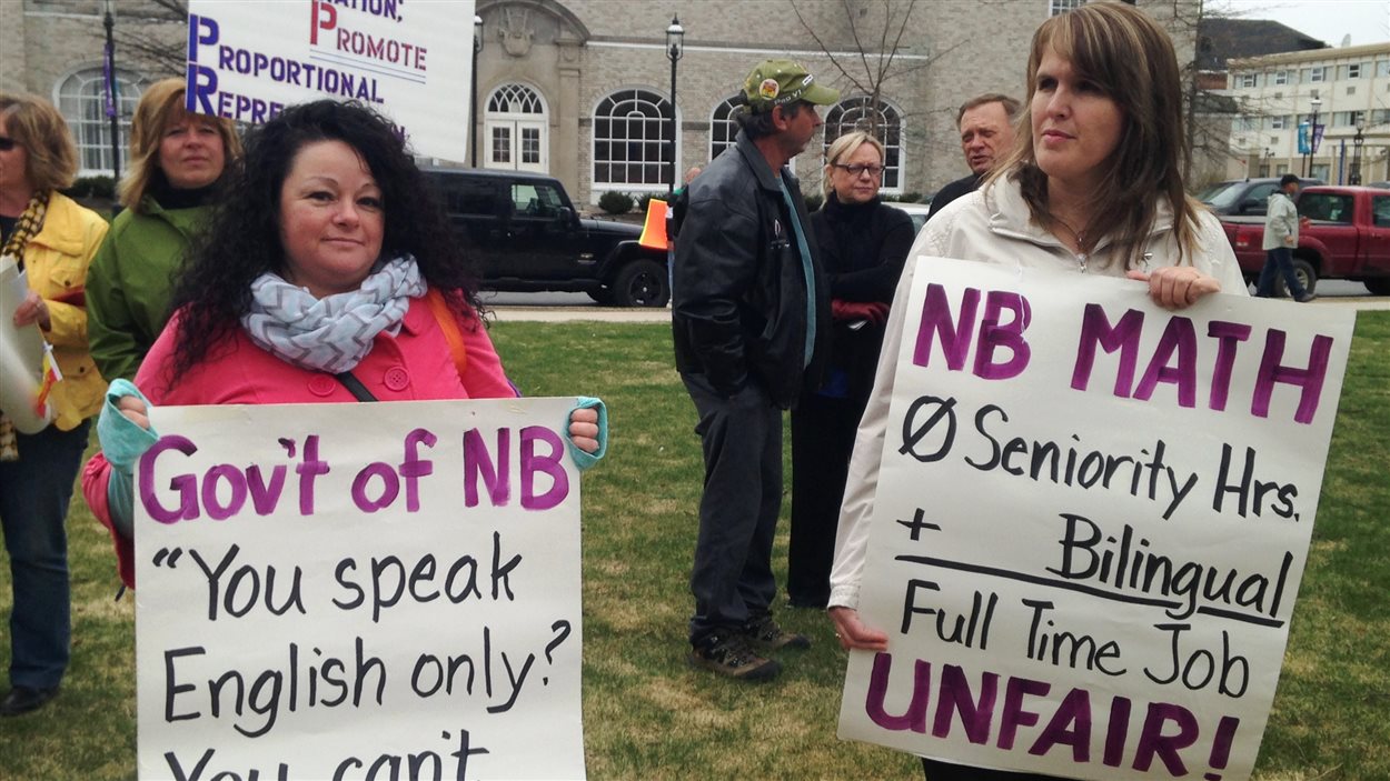 Des manifestantes contre le bilinguisme à Fredericton qui pensent que les unilingues anglophones n'ont pas accès à des postes dans la fonction publique provinciale