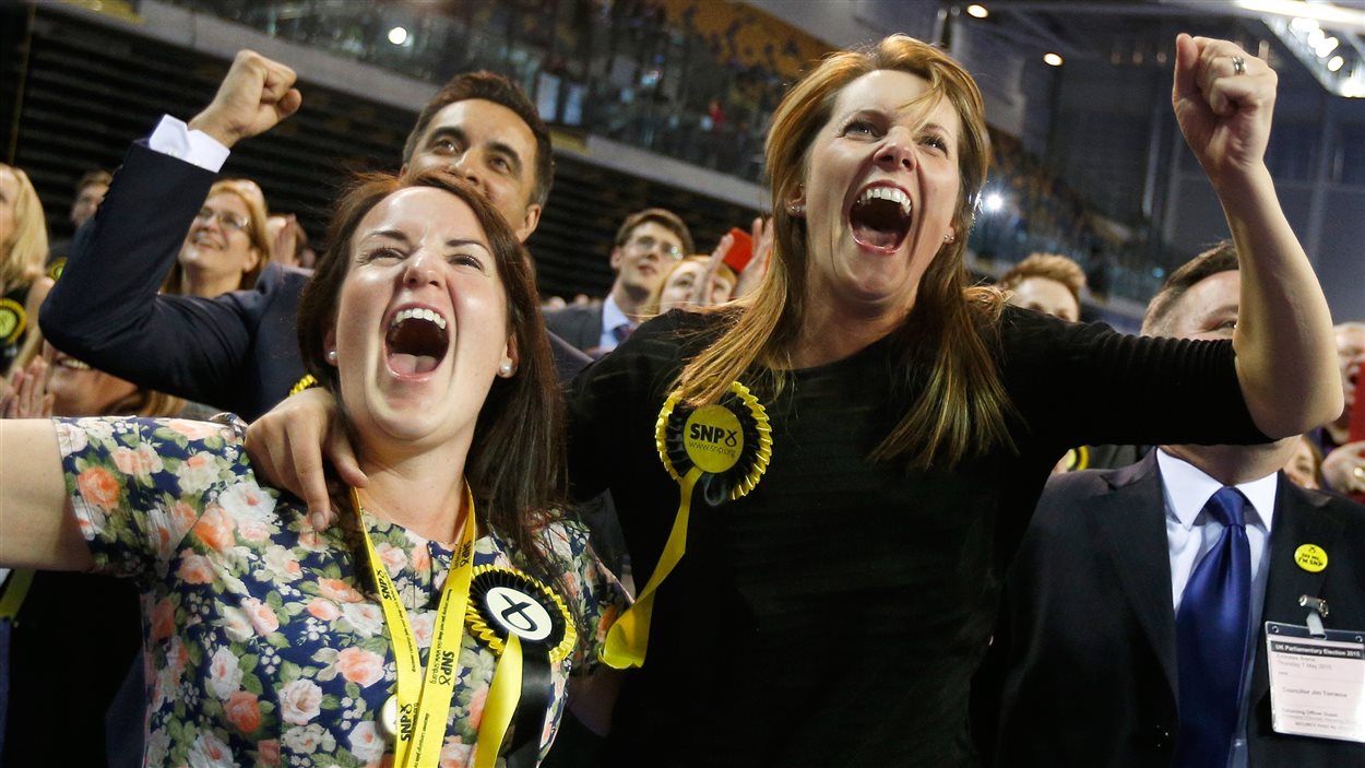 Des partisans du SNP exultent devant les résultats obtenus par leur parti.