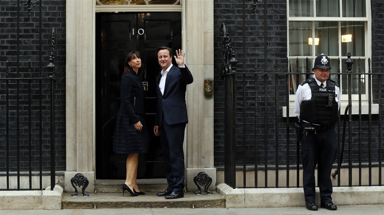 Le couple Cameron fait son entrée au 10 Downing Street à Londres.