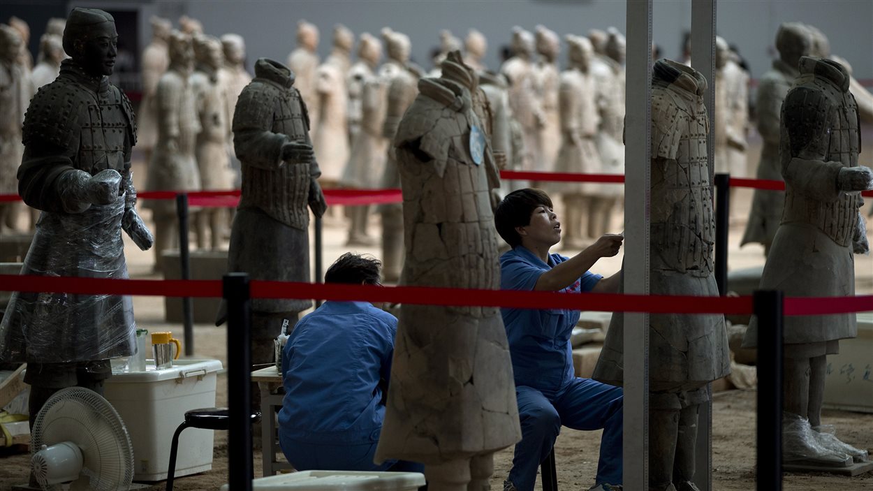 Les archéologues travaillent sur une statue de terre cuite brisée de la collection de l'armée de l'empereur Qin Shi Huang. (archives)