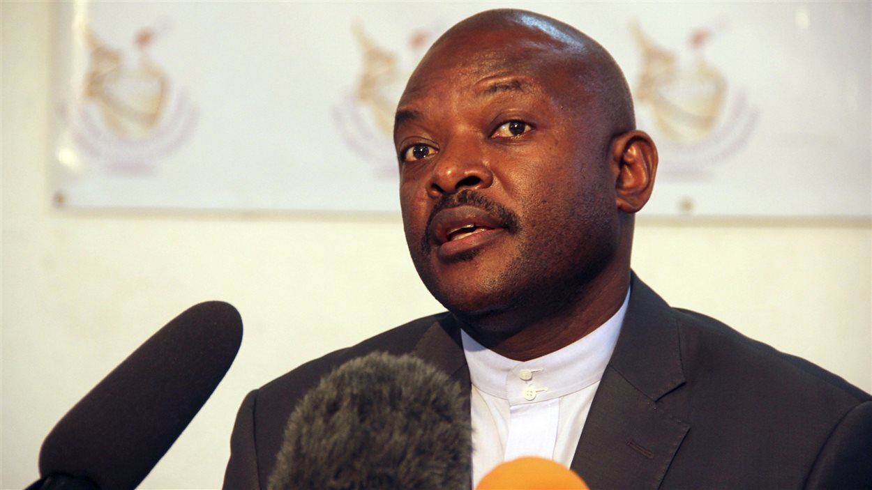 Le président Pierre Nkurunziza s'adresse aux médias après avoir déposé sa candidature pour un troisième mandat de cinq ans.