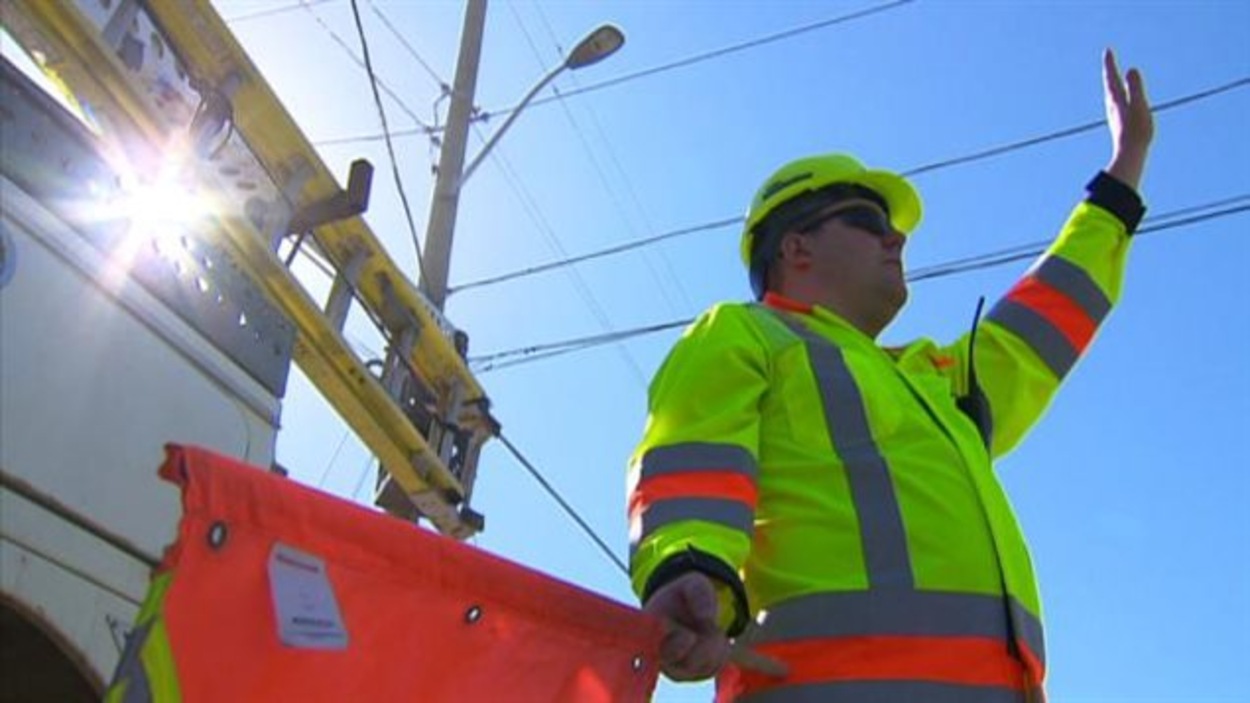 Les signaleurs routiers seront plus visibles sur les chantiers | Radio ...
