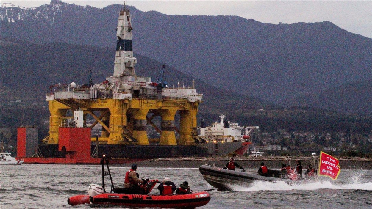 Des bateaux de Greenpeace devant la plate-forme de forage Polar Pioneer en avril 2015 à Port Angeles, dans l'État de Washington.