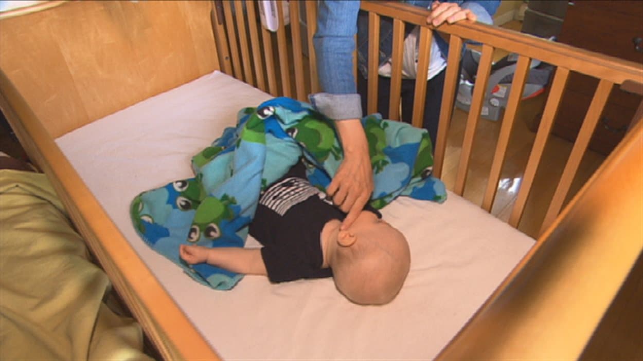 Un bébé, atteint d'un problème de surdité