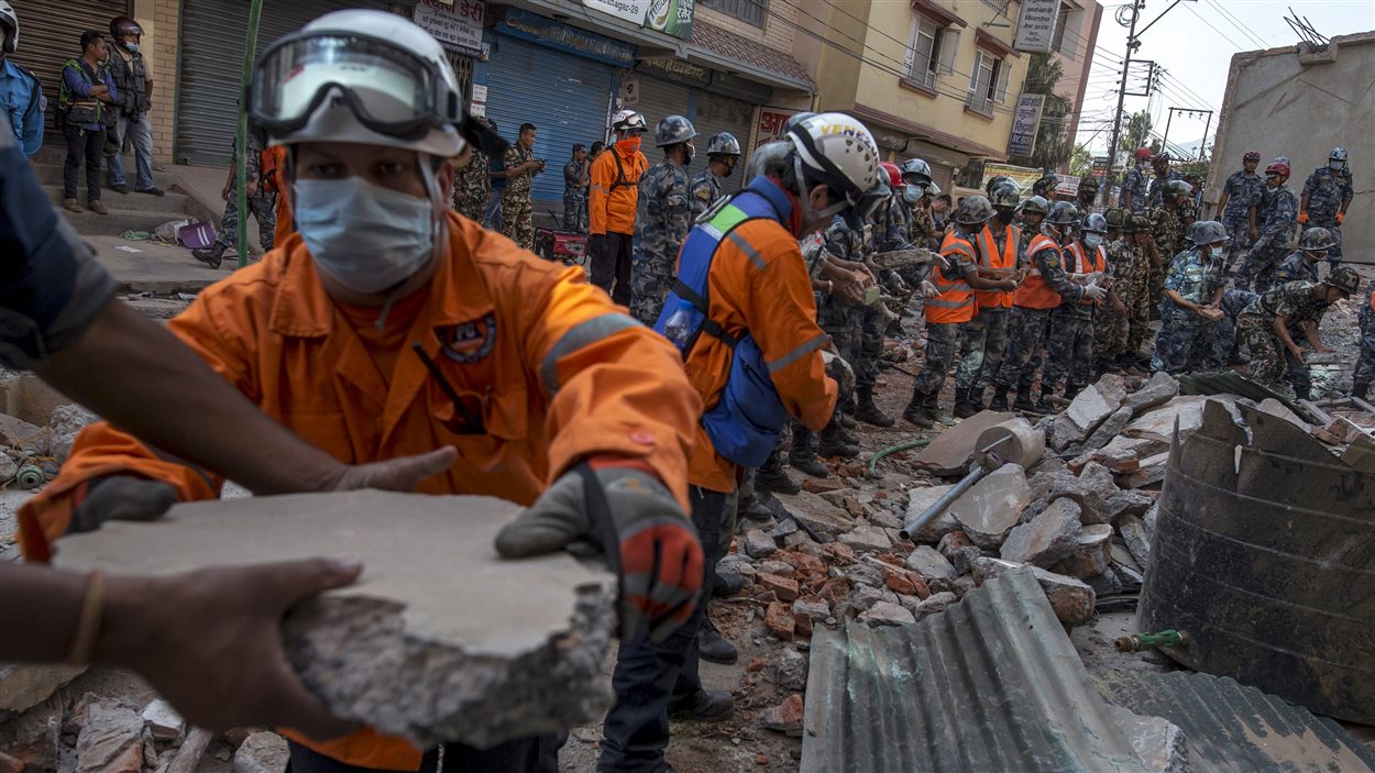 Des secouristes en action à Katmandou au moment où un autre séisme frappe le Népal.