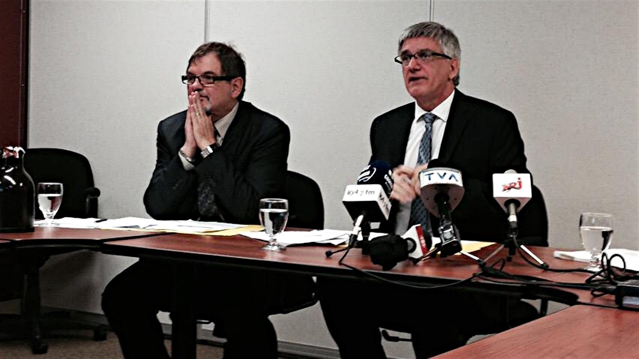 Le conseiller aux affaires cliniques et médicales du CISSSO, Guy Morissette (à g.), et le PDG de l'organisme, Jean Hébert (à dr.), en conférence de presse. (12-05-15)