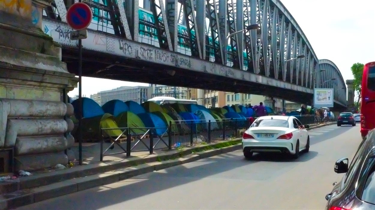 Plus de 300 migrants s'entassent dans des tentes sous le pont de la place de la Chapelle, à Paris.