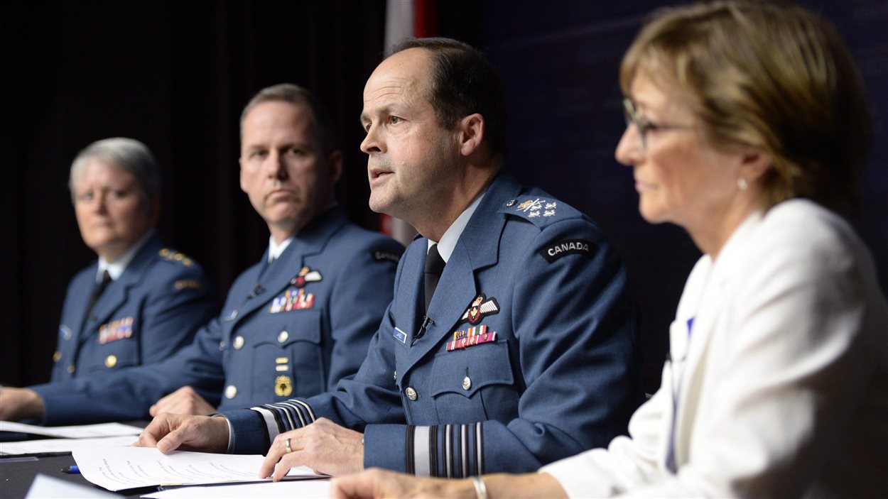 Le général Tom Lawson (troisième à partir de la gauche), en conférence de presse, le 30 avril, en compagnie de la major générale Christine Whitecross (première à gauche) et de la juge à la retraite Marie Deschamps (à droite)