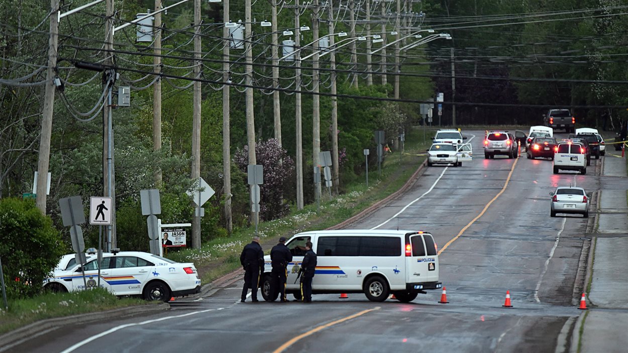 Une dizaine de voitures de police à Moncton lors de la fusillade de juin 2014.