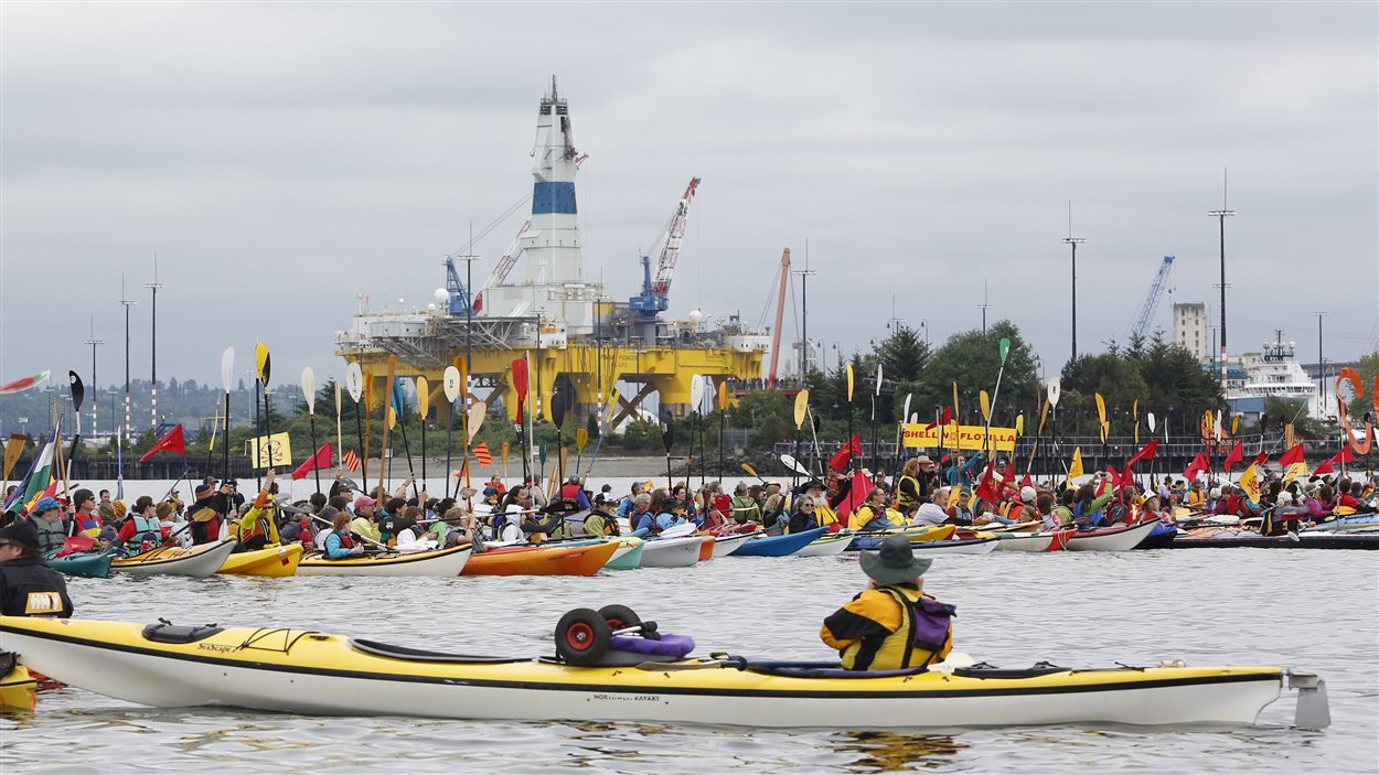 Des activistes ont manifesté à bord de kayaks dans le port de Seattle contre la compagnie pétrolière Shell.
