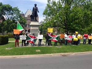 Une cinquantaine de Torontois originaires du Burundi ont manifesté samedi après-midi devant Queen's Park
