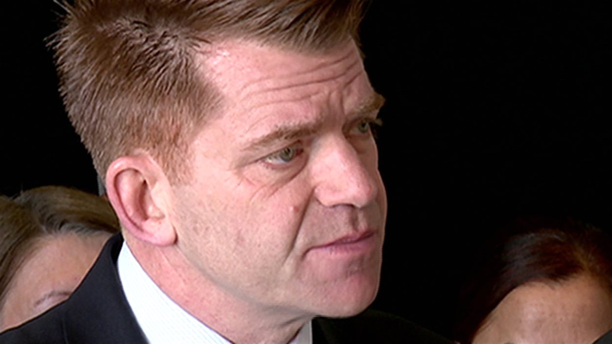 Brian Jean espère que la première ministre Rachel Notley effectuera une révision des salaires versés aux administrateurs des agences provinciales.