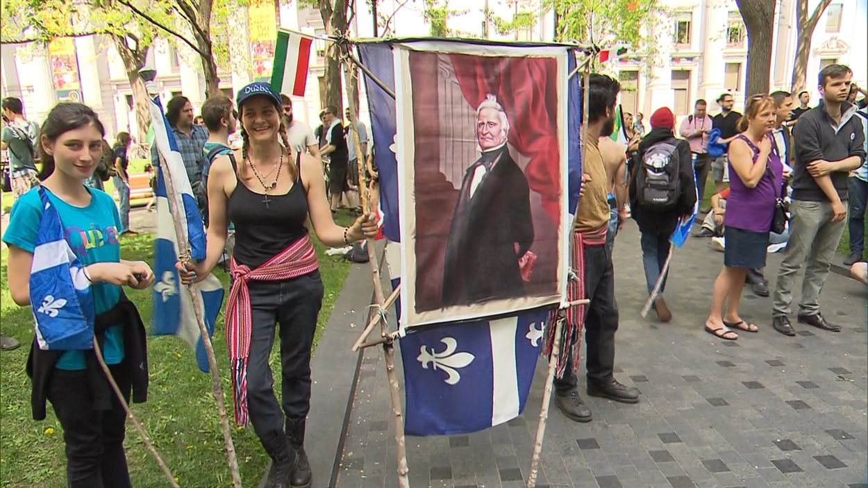 Des jeunes fêtent la Jounée nationale des patriotes