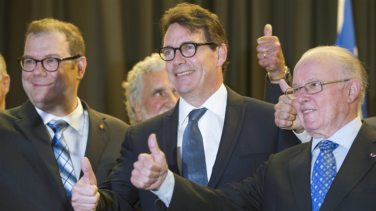 Pierre Karl Péladeau entouré du chef du Bloc québécois Mario Beaulieu et de l'ex-premier ministre Bernard Landry.