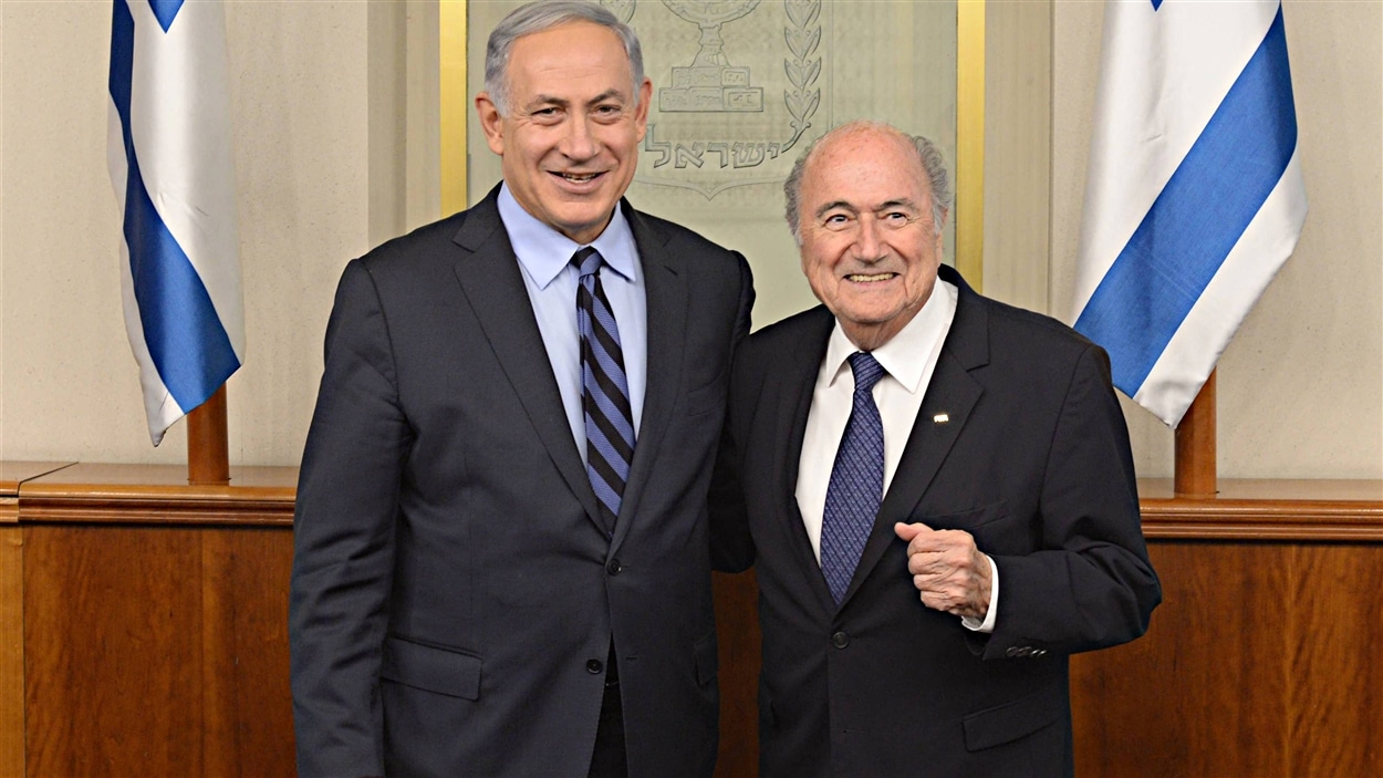 Le Premier ministre israélien Benjamin Netanyahu et le président de la FIFA Joseph Blatter