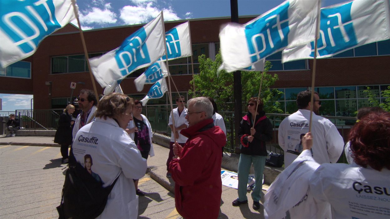 Des employés syndiqués du Centre intégré de santé et de services sociaux (CISSS) de l'Outaouais en train de manifester.