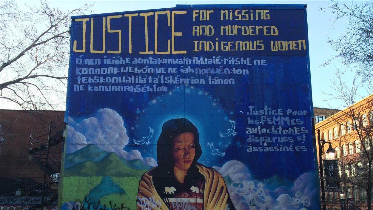 Une peinture murale faite sur un immeuble du boulevard Saint-Laurent, à Montréal, rend hommage aux femmes autochtones disparues et assassinées, le 18 avril 2015.
