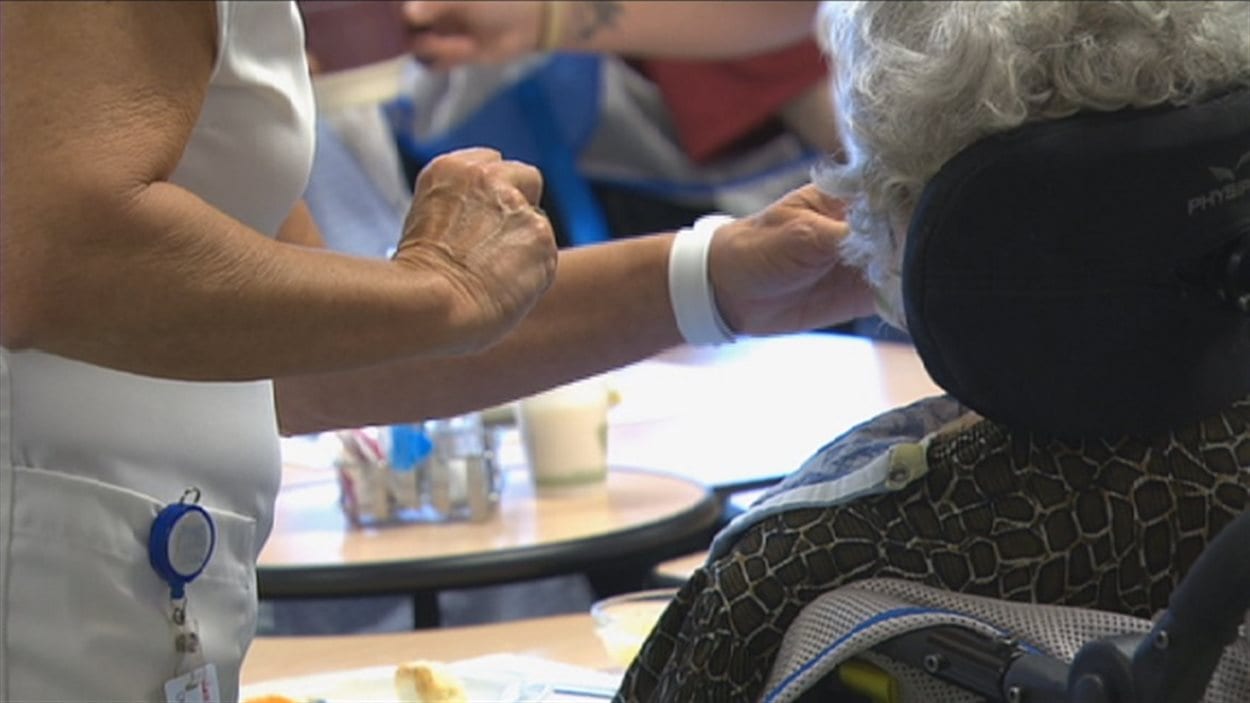 Une travailleuse de centre d'hébergement pour ainés.