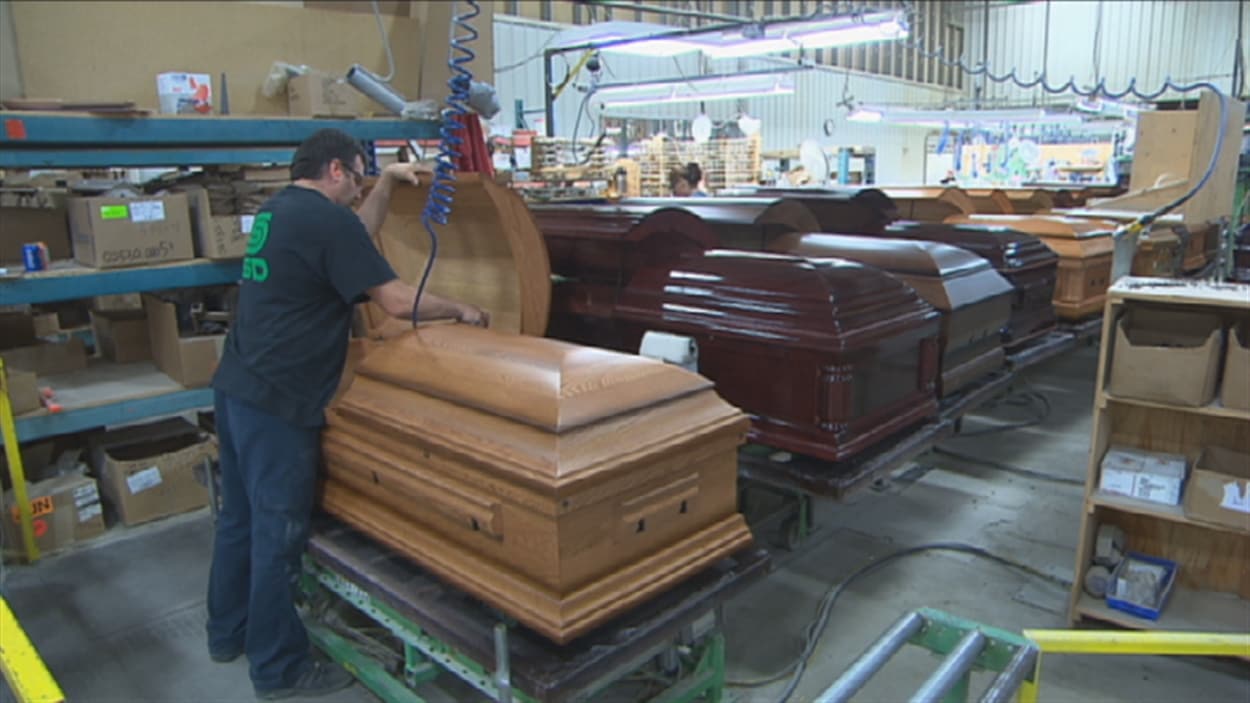 La fabrication de cercueils, une industrie... bien vivante! RadioCanada.ca