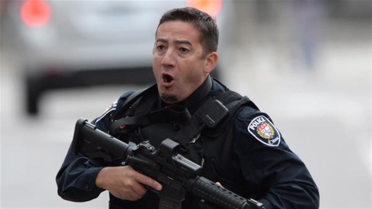 Un policier d'Ottawa en action dans la capitale fédérale, le 22 octobre 2014.