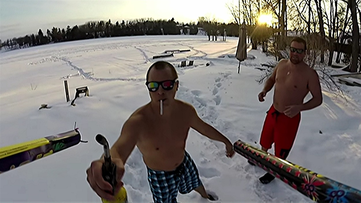 Trois téméraires d'Ottawa ont joué à un jeu dangereux avec un drône et des projectiles de feux d'artifice.