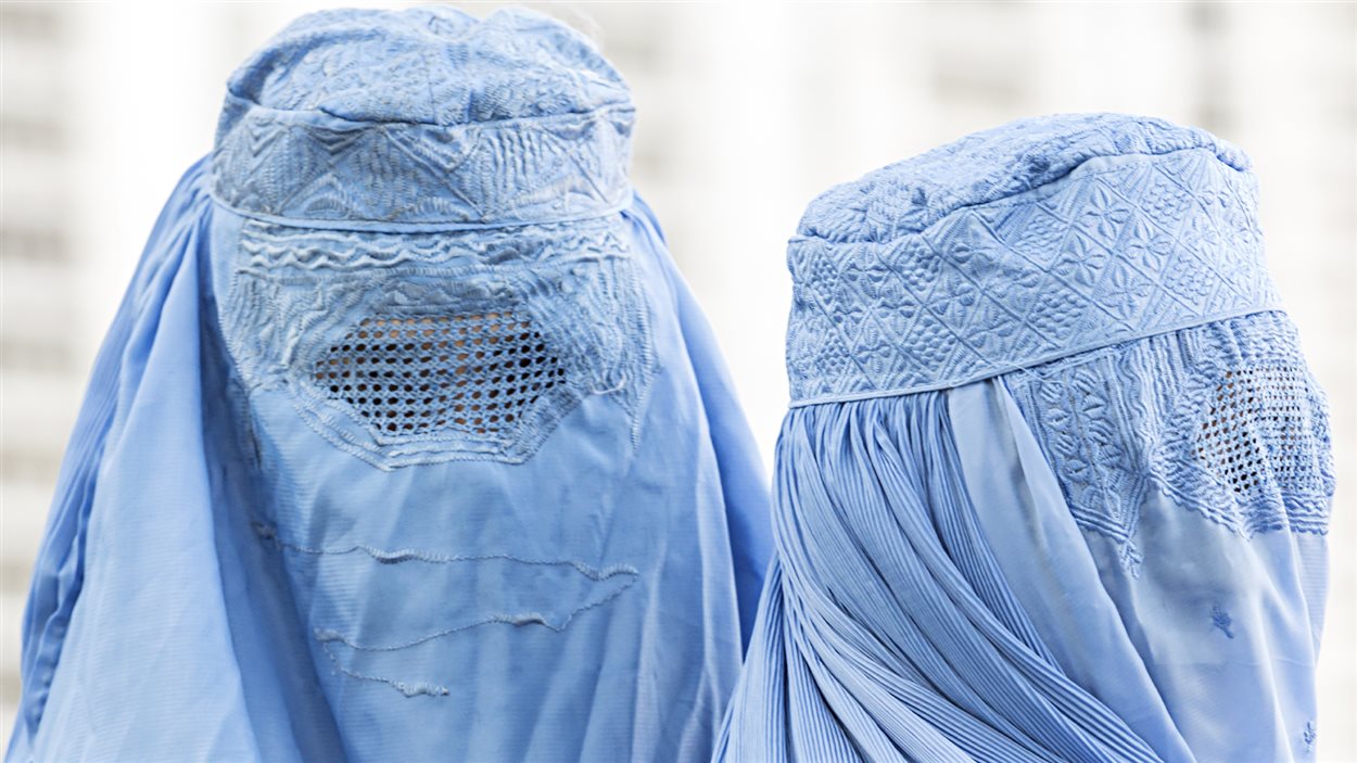 Deux femmes revêtues de la burqa