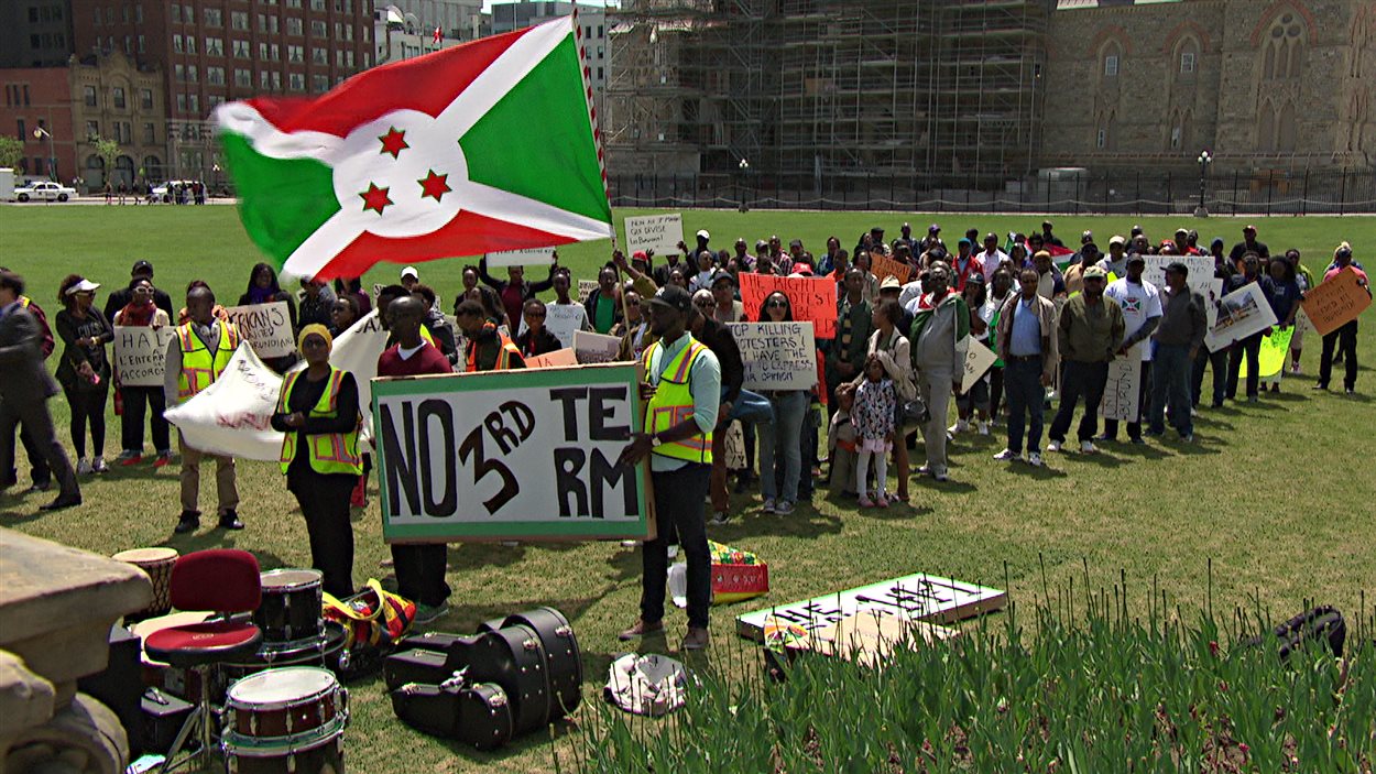 Une centaine de personnes ont manifesté à Ottawa pour dénoncer les actes du président du Burundi.