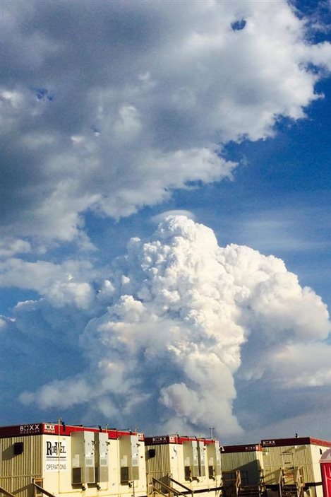 La fumée s'élève du feu de forêt au polygone de tir aérien de Cold Lake, en Alberta, le 23 mai 2015.