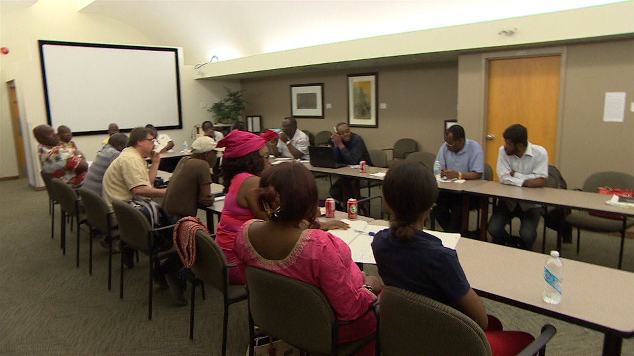 Des participants échangent durant le forum sur l'éducation organisé par la Coalition des communautés francophones du Manitoba, le 23 mai 2015 à l'Université de Saint-Boniface, à Winnipeg.