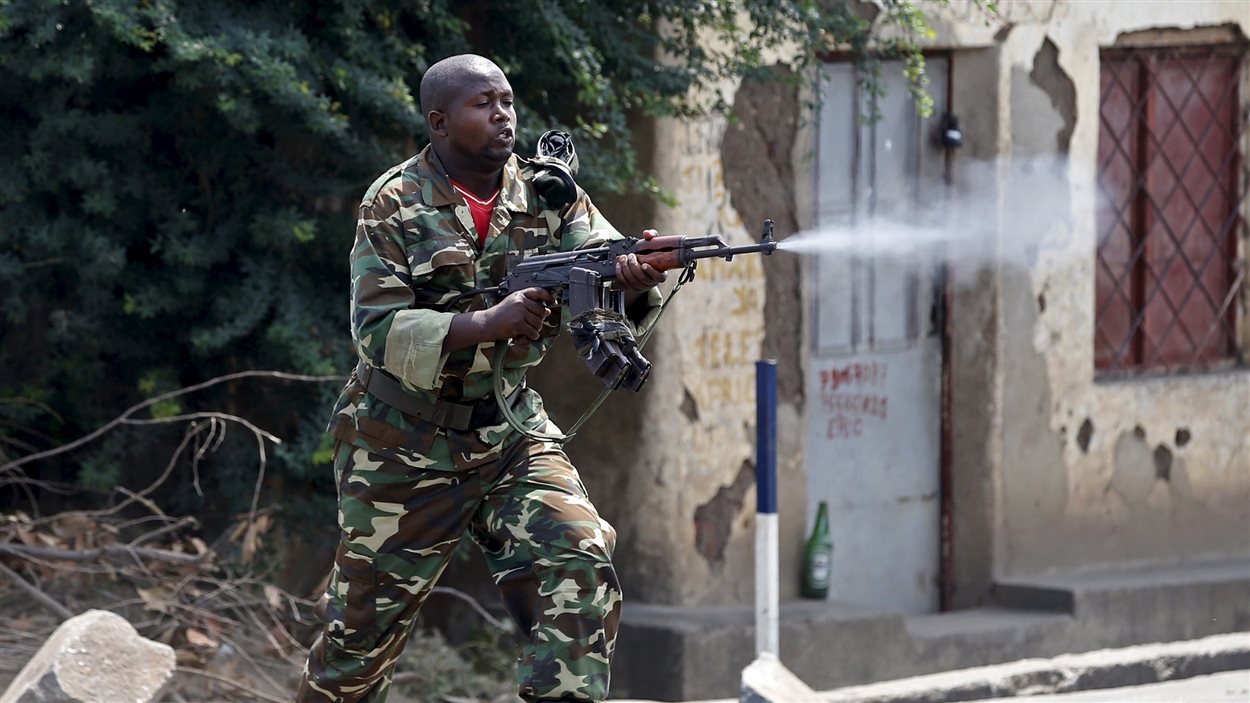 Un soldat utilise son arme durant les manifestations de lundi.