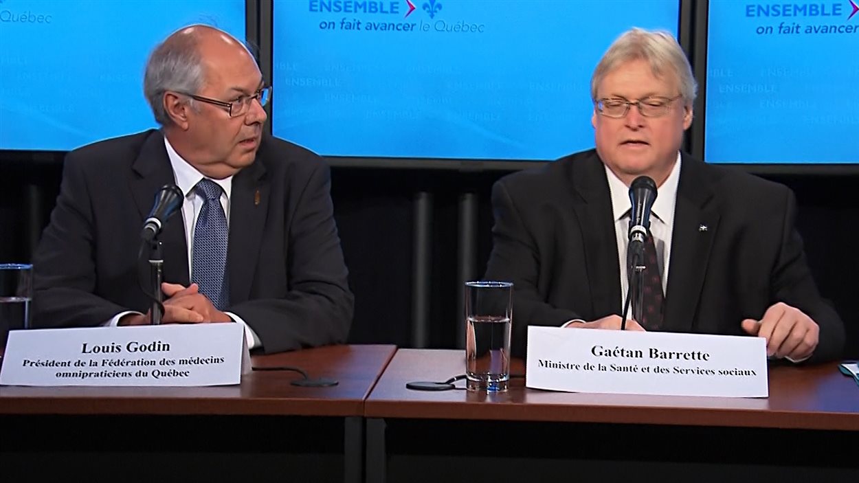 Les Drs Godin et Barrette lors de l'entente sur les soins de premières lignes