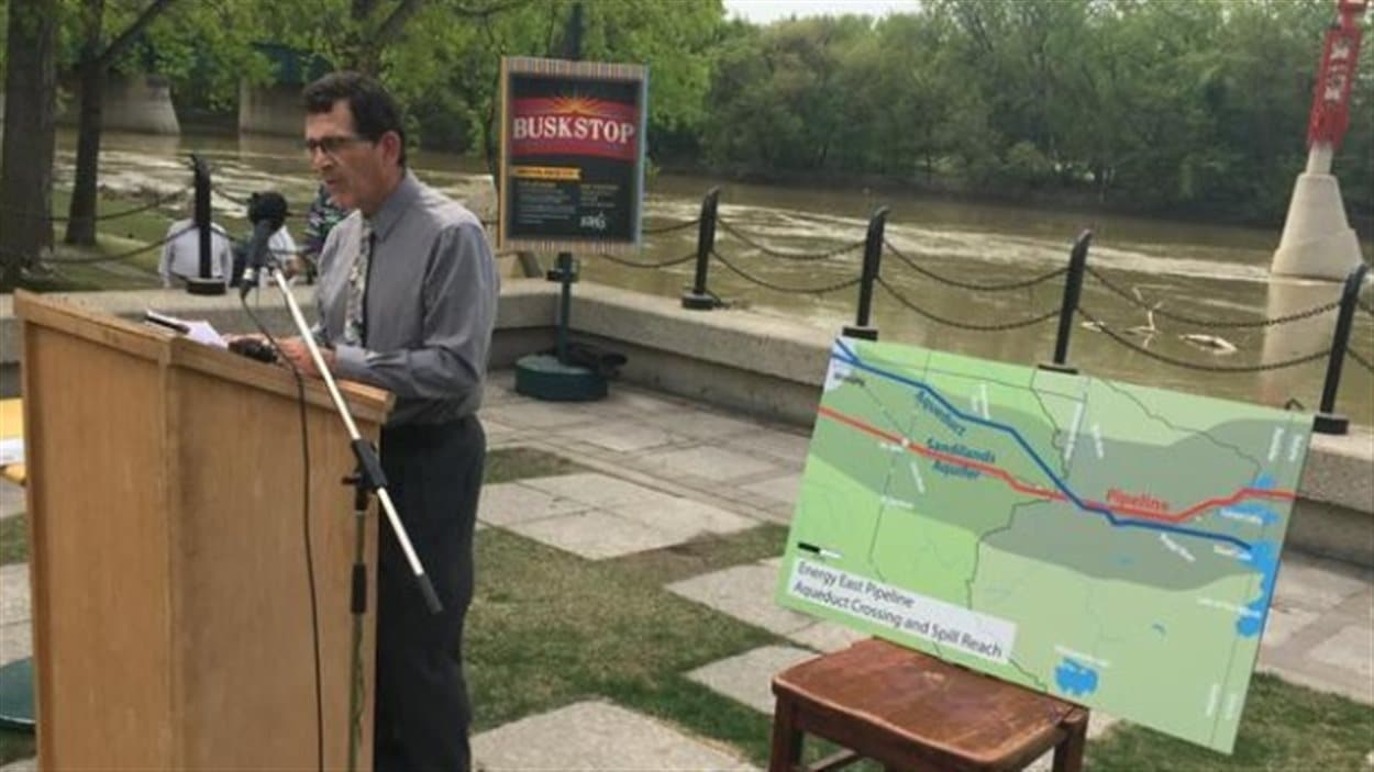 Le biophysicien Dennis LeNeveu signale que le projet Énergie Est pourrait contaminer l'approvisionnement en eau de Winnipeg
