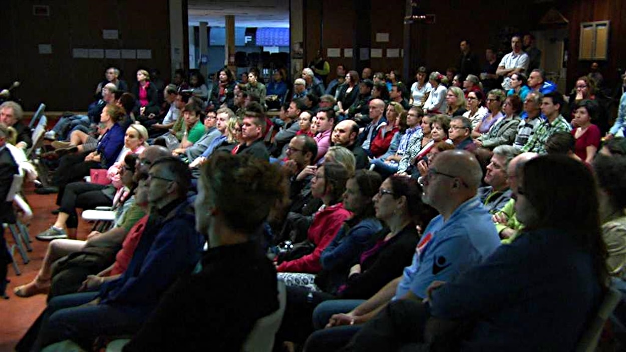 Beaucoup de questions ont été posées à la rencontre publique sur le projet d'école primaire aux Jardins-Lavigne, dans le secteur d'Aylmer, à Gatineau.