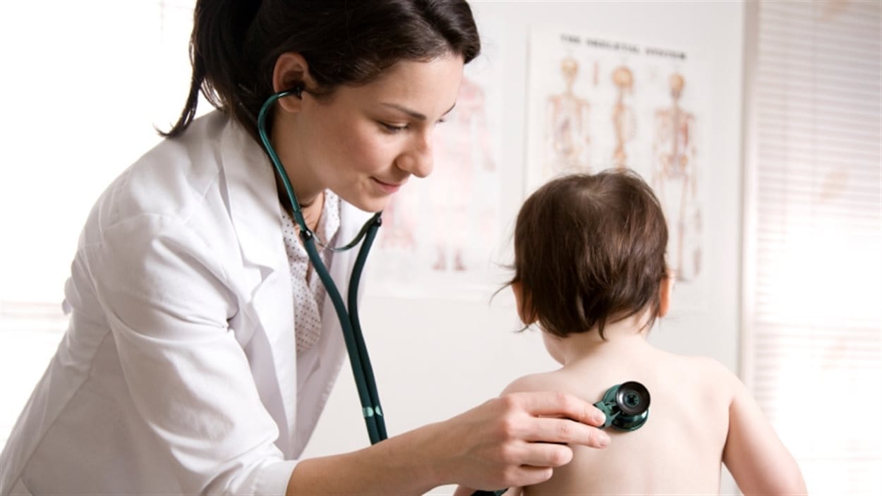 Un médecin de famille ausculte un enfant.