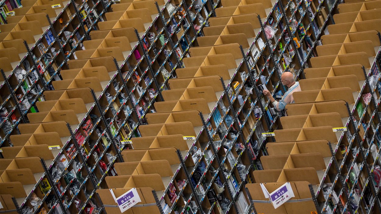 Un employé d'Amazon prépare une commande dans l'entrepôt de l'entreprise à Brieselang, en Allemagne.