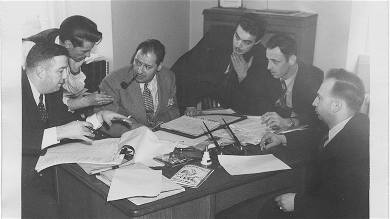 Première équipe d'annonceurs et directeurs à CKSB : Henri Bergeron, Léo Rémillard, Émile Savoie, Bertrand Potvin, Louis Leprohon (premier gérant) et René Dussault (directeur des programmes)